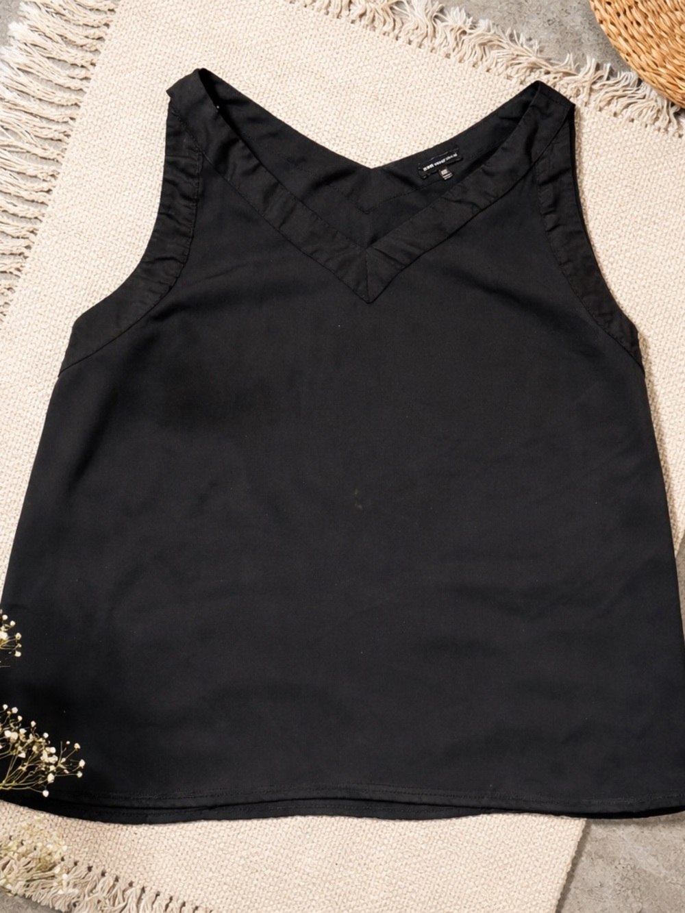 Who What Wear Black V-Neck Sleeveless Tank Top